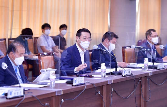 이용섭 광주광역시장이 1일 오후 시청 중회의실에서 열린 '2021년 제1차 청렴사회민관협의회'에 참석해 인사말을 하고 있다./사진=광주시