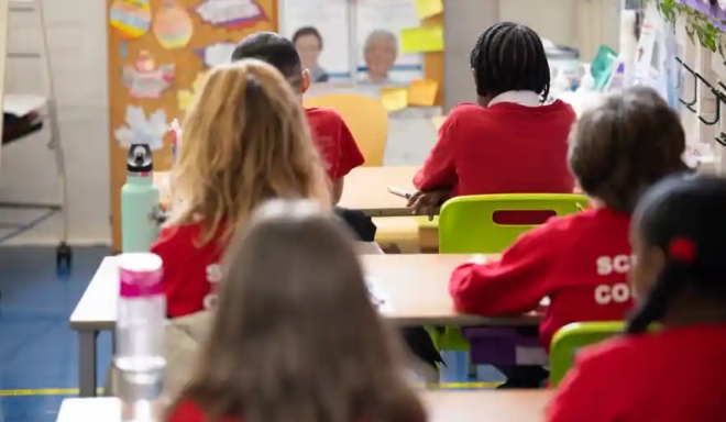 영국 교원단체, 일일 학교 운영시간 확대 계획 비판