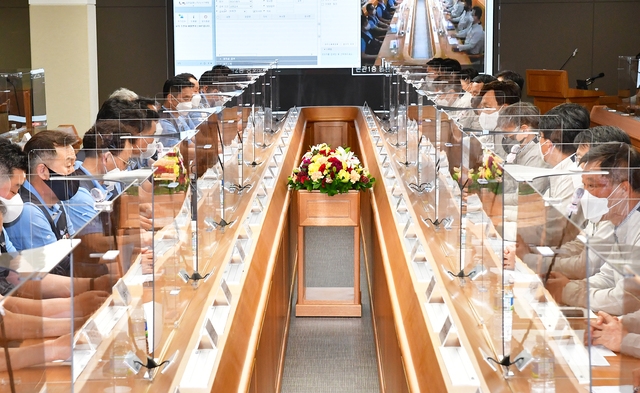 현대자동차 노사가 지난달 26일 코로나19 바이러스 방지 칸막이가 촘촘히 세워진 울산공장 본관 협상 테이블에서 2021년도 임금 및 단체협약 교섭 상견례를 개최하고 있는 모습. / 사진 = 현대자동차