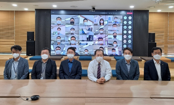 이규삼 감사위원장(왼쪽에서 네 번째)가 회의를 주재하고 있다 / 사진 제공 = 농협중앙회