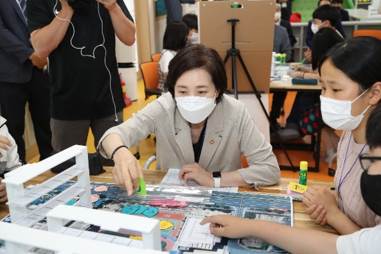 유은혜 사회부총리 겸 교육부장관이 2일 목포용호초등학교를 방문해 그린스마트미래학교 추진 상황을 점검하고 현장 목소리를 청취했다./사진=전남교육청