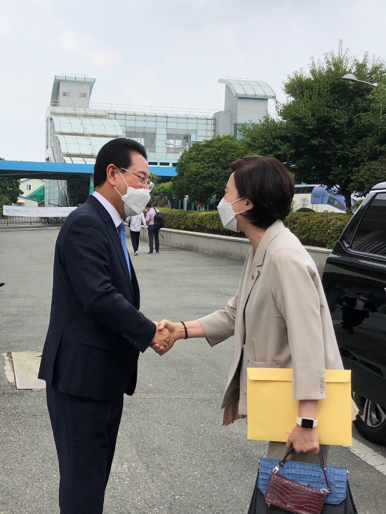 김영록 전남도지사는 2일 목포를 찾은 유은혜 부총리 겸 교육부장관을 만나고 있다./사진=전라남도