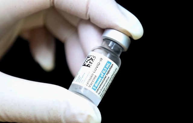 30세 이상 예비군·민방위 등에 대한 코로나19 얀센 백신 접종이 시작된 지난 6월10일 예방접종 의무 위탁의료기관인 인구보건복지협회 제주가족보건의원 접종실에서 의료진이 얀센 백신을 들고 있다.