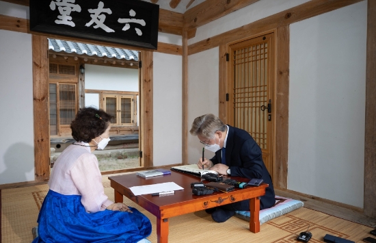 이재명 후보는 지난 1일 경북 안동 이육사문학관을 찾아 방명록을 쓰고 있다./사진=이재명 후보측