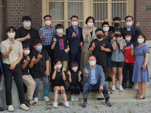 유은혜 교육부장관이 2일 오후 유달초등학교를 공식 방문, 이 학교 5,6학년 학생들과 만나 이야기를 나눴다/사진=빅데이터뉴스