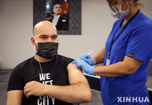 3일(현지시간) 터키 이스탄불의 한 코로나19 백신 접종소에서 한 여성이 백신을 접종하고 있다. 터키는 6월23일 기준 4400만 회 상당의 코로나19 백신 접종이 이뤄져 약 34%의 접종률을 보이고 있다.