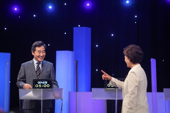 이낙연 더불어민주당 대선 경선 예비후보가 지난 3일 오후 서울 여의도 KBS에서 열린 첫 합동 토론회에 참석해 추미애 후보와 인사를 나누고 있다./사진=이낙연 의원실