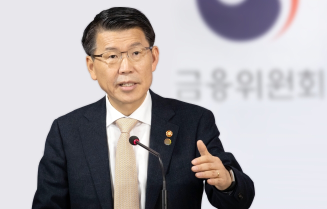 은성수 금융위원회 위원장(사진)이 가상자산 거래소에 대한 면책기준 제시를 거부함에 따라 은행들은 새로운 거래소에 대한 검증에 나서길 꺼려하고 있어 9월이후 많은 중소 거래소들이 폐쇄될 위기에 처해있다. / 사진 = 금융위원회 홈페이지