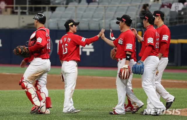 23일 오후 서울 구로구 고척스카이돔에서 열린 2021 KBO리그 키움 히어로즈와 SSG 랜더스 경기, 9-5로 승리를 거둔 SSG 추신수와 선수들이 기뻐하고 있다.