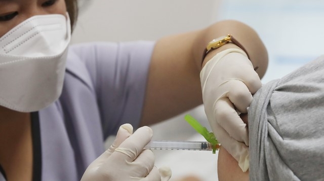 아스트라제네카 백신 1차접종자 대상 화이자 교차접종이 시작된 5일 오전 서울 강서구 부민병원에서 대상자들이 화이자 백신을 접종하고 있다. 이날부터 상반기 아스트라제네카로 1차접종을 마친 107만3천여명의 화이자 교차접종, 60~74세 미접종자들의 1차접종이 시작됐다.