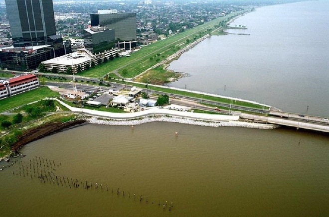 미국 루이지애나주의 폰차트레인 호숫가와 그 주변의 정경으로 허리케인을 방어하기 위한 방조제가 보인다. 38.4km로 세계에서 제일 긴 다리 커스웨이 브리지(Causeway Bridge)가 있는 호수이다. (사진=네이버)