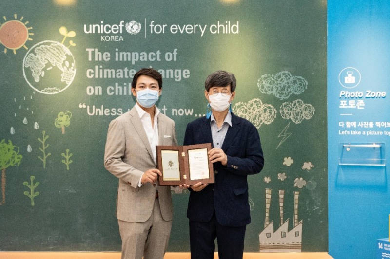 유니세프한국위원회에서 진행된 기금 전달식에 참석한 이종욱 강남글로벌서울안과 대표원장(왼쪽)과 이기철 유니세프한국위원회 사무총장 (사진제공=유니세프한국위원회)