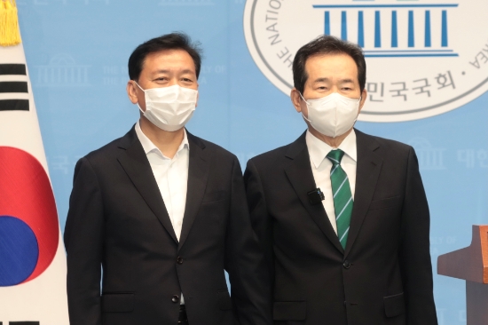 더불어민주당 대통령선거 예비경선에 출마한 정세균 전 국무총리와 이광재 의원이 5일 오전 국회 소통관에서 공동기자회견을 갖고 있다./사진=정세균 대선캠프