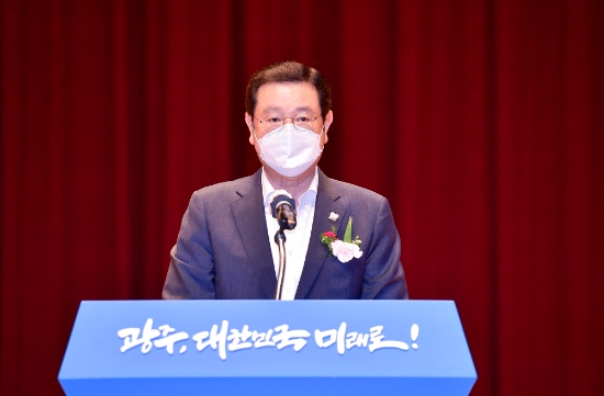 이용섭 광주광역시장이 5일 오후 시청 대회의실에서 열린 '광주광역시 주민자치연합회 출범식'에 참석해 축사를 하고 있다./사진=광주시