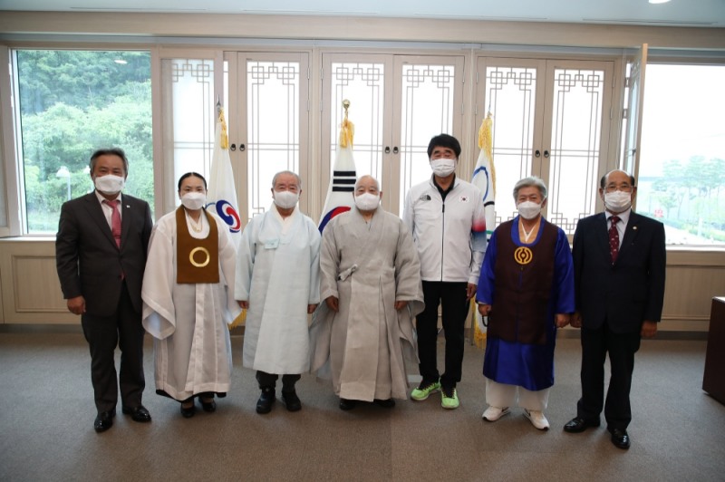 이기흥 회장, 원불교 이공현 문화사회부장, 한국민족종교협의회 이범창 의장, 불교 원행 스님, 신치용 선수촌장, 천도교 송범두 교령, 유교 손진우 성균관장