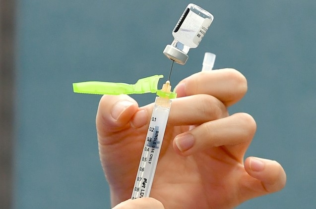 5일 오후 광주 동구 전남대학교병원 코로나19 예방접종 위탁의료기관에서 50세 미만 아스트라제네카 백신 접종자에 대한 화이자 백신 교차접종이 이뤄지기 앞서 의료진이 준비하고 있다.