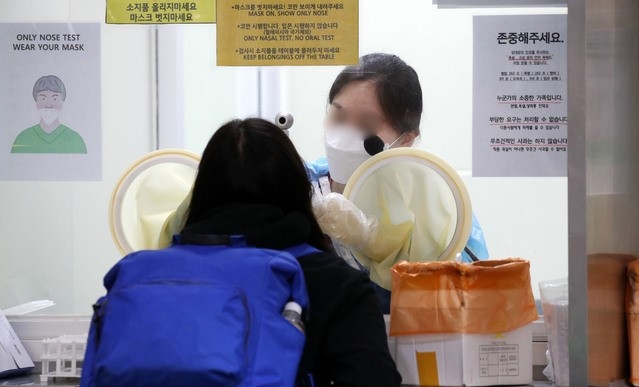 지난 5일 오전 인천국제공항 제2터미널에 설치된 코로나19 검사센터에서 코로나 검사가 진행되고 있다.