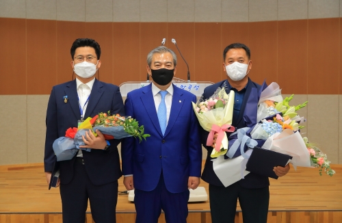 수해 인명구조 김재덕 이장 국무총리 표창(왼쪽 부터 장계호 안전총괄 팀장,유근기 군수,김재덕 이장)