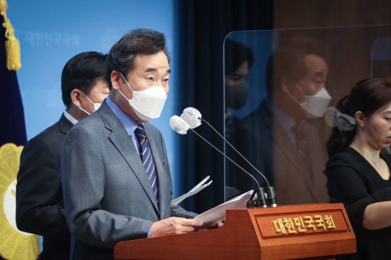 이낙연 후보는 6일 오전 국회 소통관에서 기자회견을 갖고 토지공개념 3법 대표발의 추진을 밝히고 있다./사진=이낙연 의원실