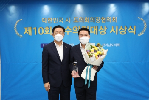 전남도의회 농수산위원회 곽태수 의원(더불어민주당·장흥2)‘제10회 우수의정대상’수상(왼쪽 김한종 전남도의장과 기념촹영 모습)/사진=전남도의회