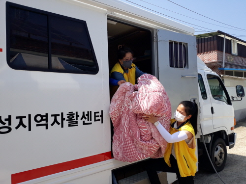 곡성군은 최근 석곡면 능암마을에서 2021년도 13차 찾아가는 희망 복지 기동 서비스를 실시했다/사진=곡성군