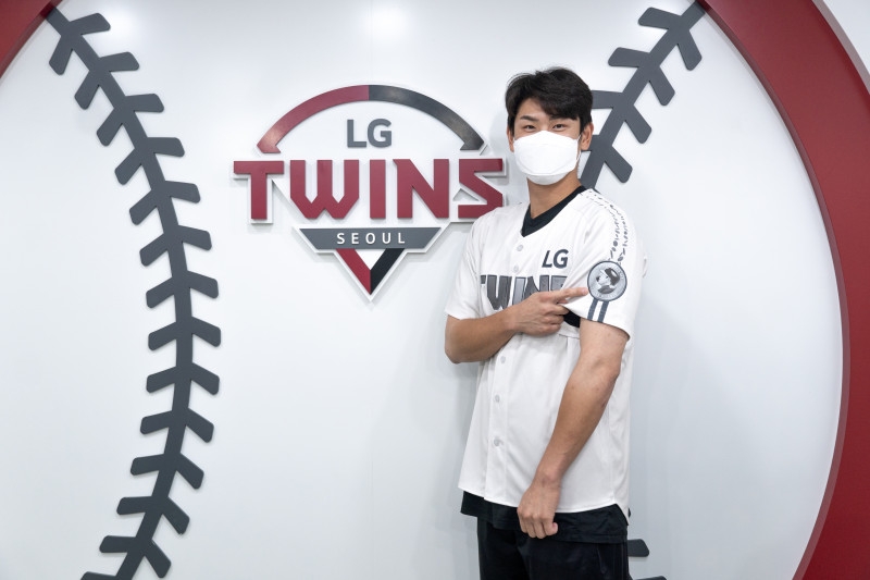 LG의 리드오프 홍창기의 '창기 코인' 유니폼 출시…플레이어 유니폼으로 8번째, 13일까지 예약받아