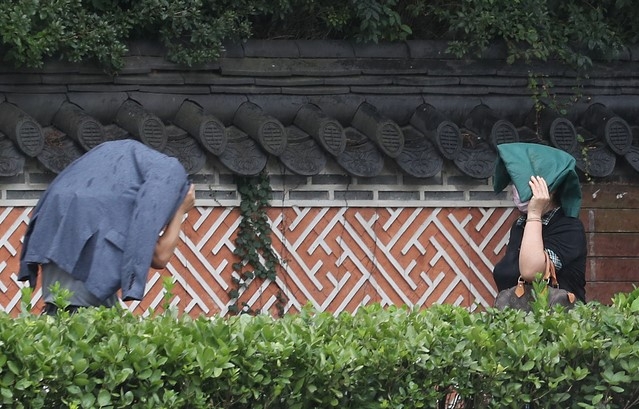 가을비가 내린 16일 오후 인천시 남동구 인천시청 앞에서 미처 우산을 준비하지 못한 시민이 양복 상의로 머리를 가리고 걸어가고 있다.