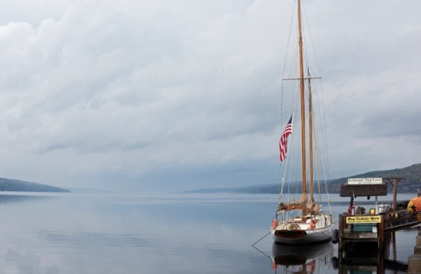 뉴욕주 인근 드레스덴 호수 모습. 최근 이 호수 인근 비트코인 채굴공장으로 인해 수온이 크게 올랐다는 보도가 이어지면서 논란이 일고 있다. / 사진 = 뉴욕포스트 캡처