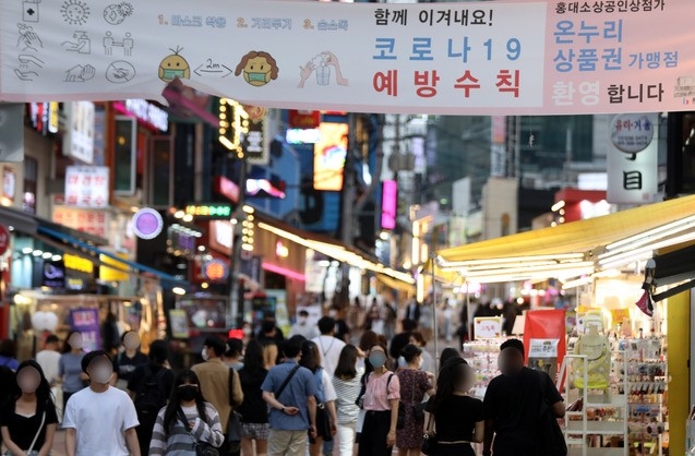 코로나19 확진자가 6개월만에 1000명(오후6시 기준)을 넘어선 6일 오후 서울 마포구 홍대거리가 시민들로 붐비고 있다.