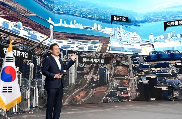 박남춘 시장이 인천 스타트업파크 조성사업에 대해 설명하고 있다. [사진=인천시]