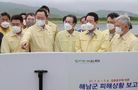 김영록 전라남도지사가 7일 오후 지난 5일과 6일 집중 호우가 쏟아지면서 농경지 침수피해를 입은 해남군 현산면 경수마을 앞 들녘을 찾아 명현관 해남군수로부터 침수피해 현황에 대해 설명을 듣고 있다./사진=전라남도