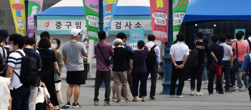 [비욘드포스트 포토] 코로나19 신규 확진자 1212명… 임시선별검사소에 몰린 시민들