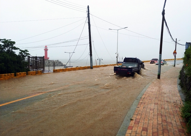 부산지역에 호우경보가 발효된 7일 오후 영도구 절영로가 침수돼 차량들이 힘겹게 이동하고 있다. 2021.07.07. (사진=부산경찰청 제공).