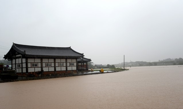 6일 오전 전남 해남군 황산면 기정마을 논이 전날부터 내린 폭우로 물에 잠겨있다.