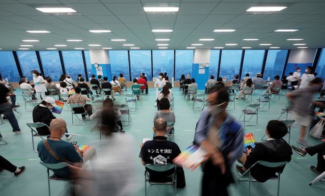 지난달 30일 일본 도쿄 스미다구의 '스카이트리'에 마련된 코로나19 백신 접종 센터에서 지역 주민들이 접종을 받고 기다리고 있다.