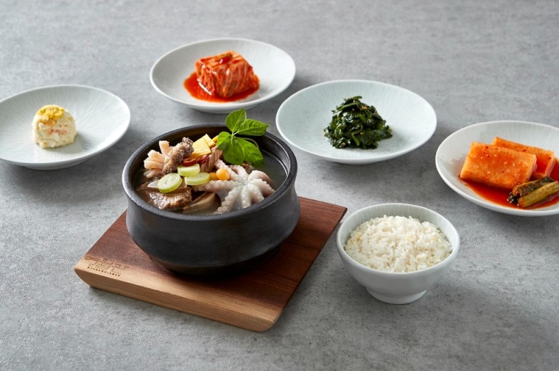 워커힐 한우 숯불구이 전문점 ‘명월관’에서 선보이는 여름 보양식 ‘삼삼탕’