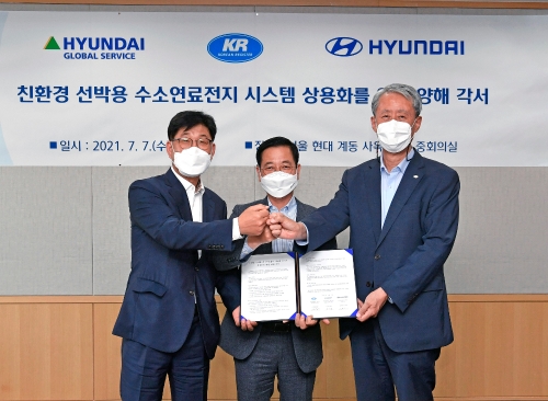 (왼쪽부터) 이기동 현대글로벌서비스 대표이사, 김세훈 현대자동차 연료전지사업부 부사장, 이형철 한국선급 회장 / 사진 제공 = 현대자동차