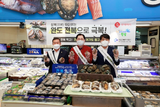 신우철 완도군수는 지난 7일 롯데마트 서울역점에서 열린 판촉행사에 참석했다./사진=완도군