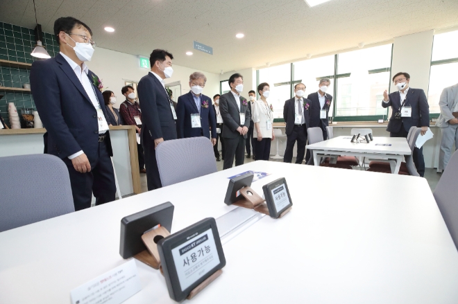 KT 구현모 대표, 권칠승 중소벤처기업부 장관, 정태호 국회의원, 오세정 서울대학교 총장, 박준희 관악구청장, 허인 KB국민은행장 등 주요 관계자들이 스타트업 입주 공간을 살펴보고 있다 / 사진 제공 = KT