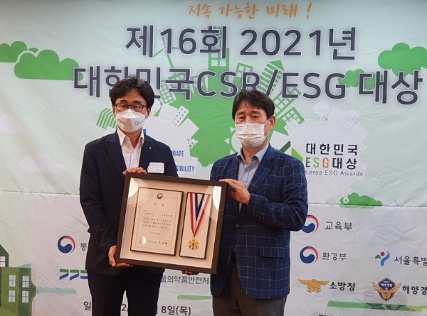 (왼쪽부터) 진종문 농협중앙회 농업농촌지원본부장, 김영배 한국서비스산업진흥원 이사장/ 사진 제공 = 농협중앙회