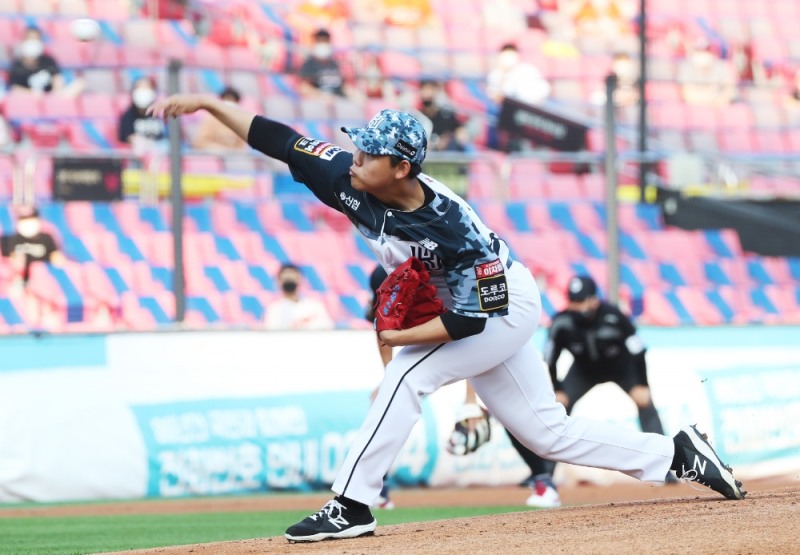 6월 한달동안 4경기에서 평균자책점 0.75를 기록한 2년차 소형준이 지난해 8월에 이어 두 번째 월간 MVP를 수상했다.