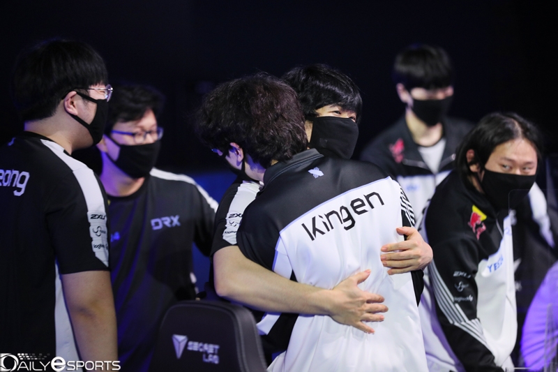 시즌 첫 승리 포옹하는 DRX.