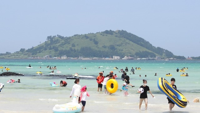 제주 지역 12개 지정 해수욕장이 일제히 개장한 1일 오후 제주시 한림읍 협재해수욕장을 찾은 관광객들이 물놀이를 즐기고 있다.