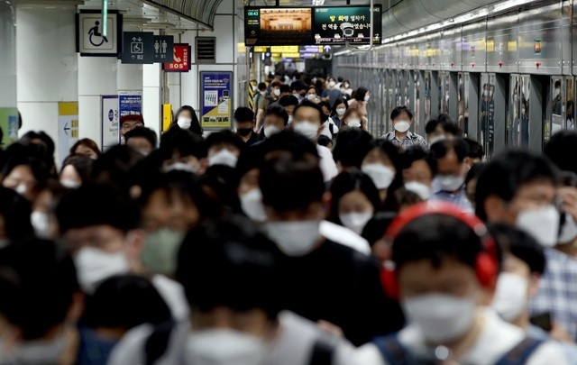 신규 코로나19 확진자가 1275명을 기록하며 역대 최다를 기록한 8일 오전 서울 종로구 광화문역에서 시민들이 출근을 하고 있다. 정부는 지난 7일 코로나19 중대본 회의에서 "수도권 소재 직장은 재택근무를 확대해주고 공공기관은 회식 등 모임을 자제해달라"고 했다.