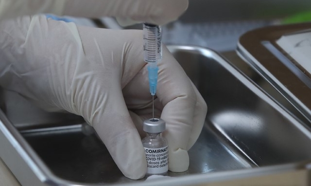 지난 5일 오전 서울 강서구 부민병원에서 의료진이 화이자 백신을 분주하고 있다.