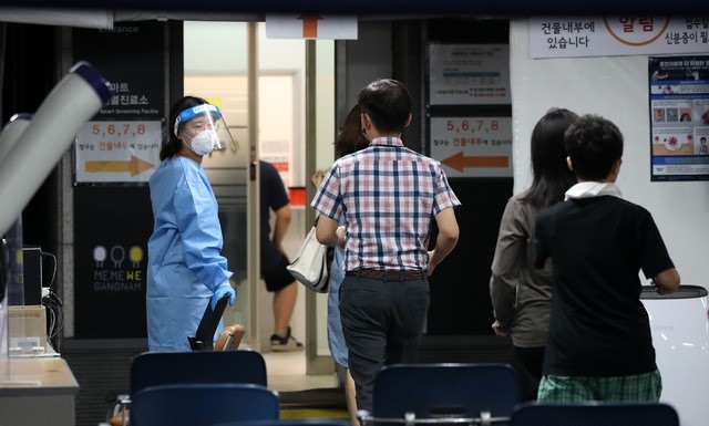 지난 8일 오후 서울 강남구보건소에 설치된 선별진료소에서 의료진들이 분주히 움직이고 있다.