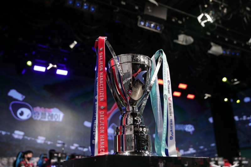 ek리그 챔피언스컵 우승컵(사진=한국e스포츠협회 제공).