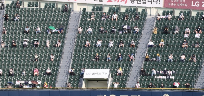 NC 선수단에서 코로나19 확진자가 2명 나오면서 9일 열릴 예정인 NC-키움 고척경기와 LG-두산 잠실경기가 취소됐다.