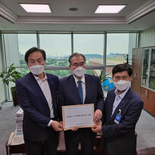 감사 권기봉 조합장, 농해수위원장 이개호 의원, 회장 엄충국 조합장 / 사진 제공 = 전국군납농협협의회