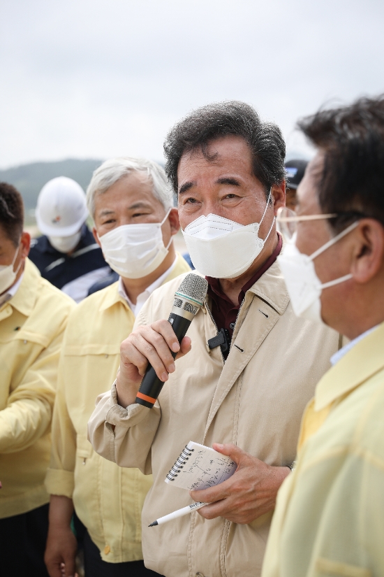 이낙연 전 대표는 9일 해남군 화산면과 진도군 지산면 침수피해 지역을 찾아 현장을 점검하고 있다./사진=이낙연 의원실